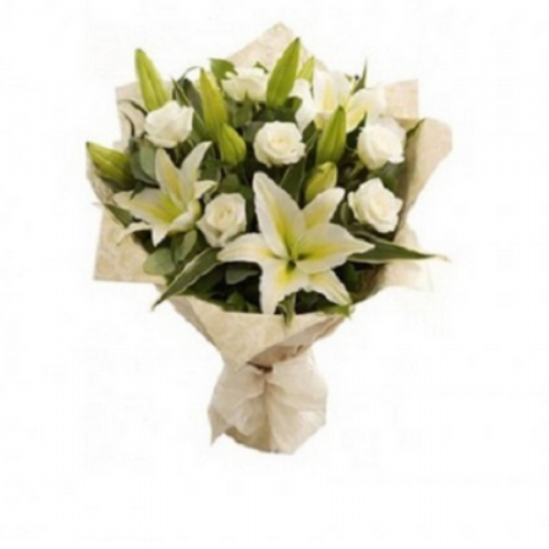 Λίλιουμ και λευκά τριαντάφυλλα