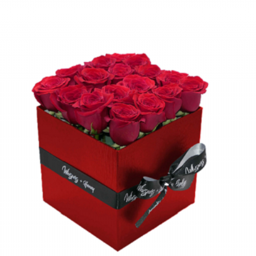 Κόκκινα τριαντάφυλλα σε κόκκινο κουτί