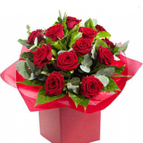 Μπουκέτο κόκκινα τριαντάφυλλα σε κουτί 